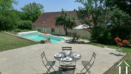 Grote tuin met zwembad