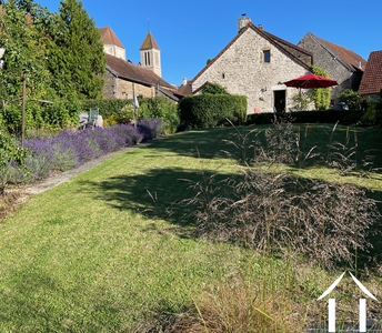Zomer kleur met uitzicht op de kerk