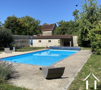 Gerestaureerd parochiehuis met zwembad, Noord-Bourgondië Ref # BH5660H 