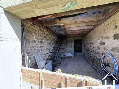 Bijgebouw beoogd als gastenruimtes met trap.