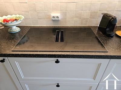 Electric hob with built-in extractor 