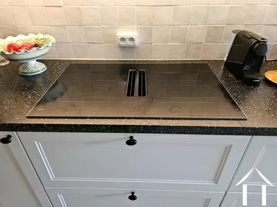 Electric hob with built-in extractor 