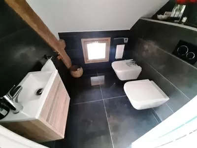 Master suite toilet, bidet en wasbak