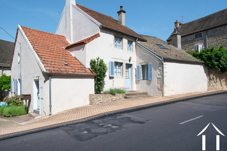 Centrum van Meursault, huis met grote kelder en gastenverblijf Ref # Caro5634BS 