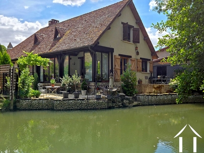 Charing Riverside House in Middeleeuwse Stad Ref # RT5681P 