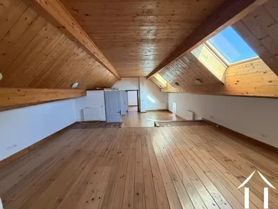 Groot middenstuk op de eerste verdieping, links van u een aparte badkamer en WC