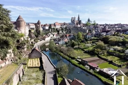 Uitzicht op de stad Semur en Auxois