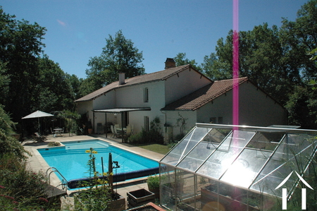 uitzicht op het huis zwembad en serre