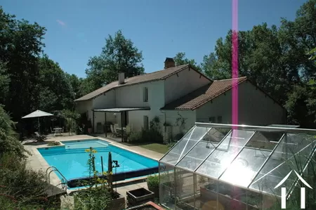 uitzicht op het huis zwembad en serre