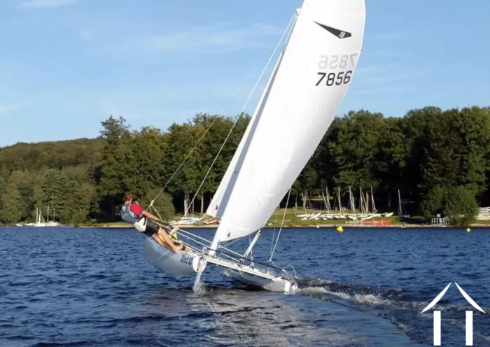 catamaran zeilen bij lac de settons