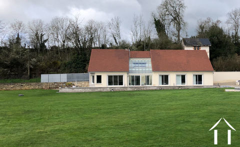 Groot bungalow, te  middeleeuws Nolay, met zwembad