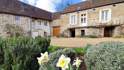 Familiewoning met gastenverblijf, verwarmd zwembad en wijnkelder