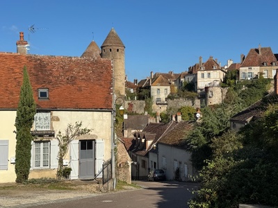 Charmante Cottage met Uitzicht op een Middeleeuwse Stad