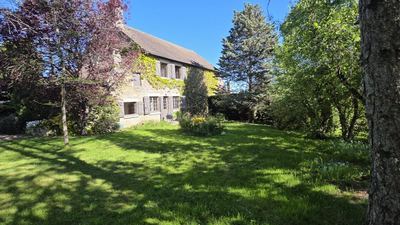 Steenhuis met tuin en schuur