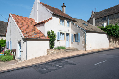 Centrum van Meursault, huis met grote kelder en gastenverblijf