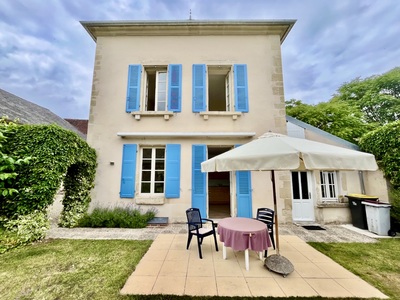 In het hart van het historische Ancy-le-Franc, groot huis met tuin