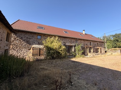 Prachtige gerenoveerde grote boerderij met schuur en bijgebouw met overdekte terras. Omgeven door een prachtig landschap met 9500m2 grond in de Brionnais.